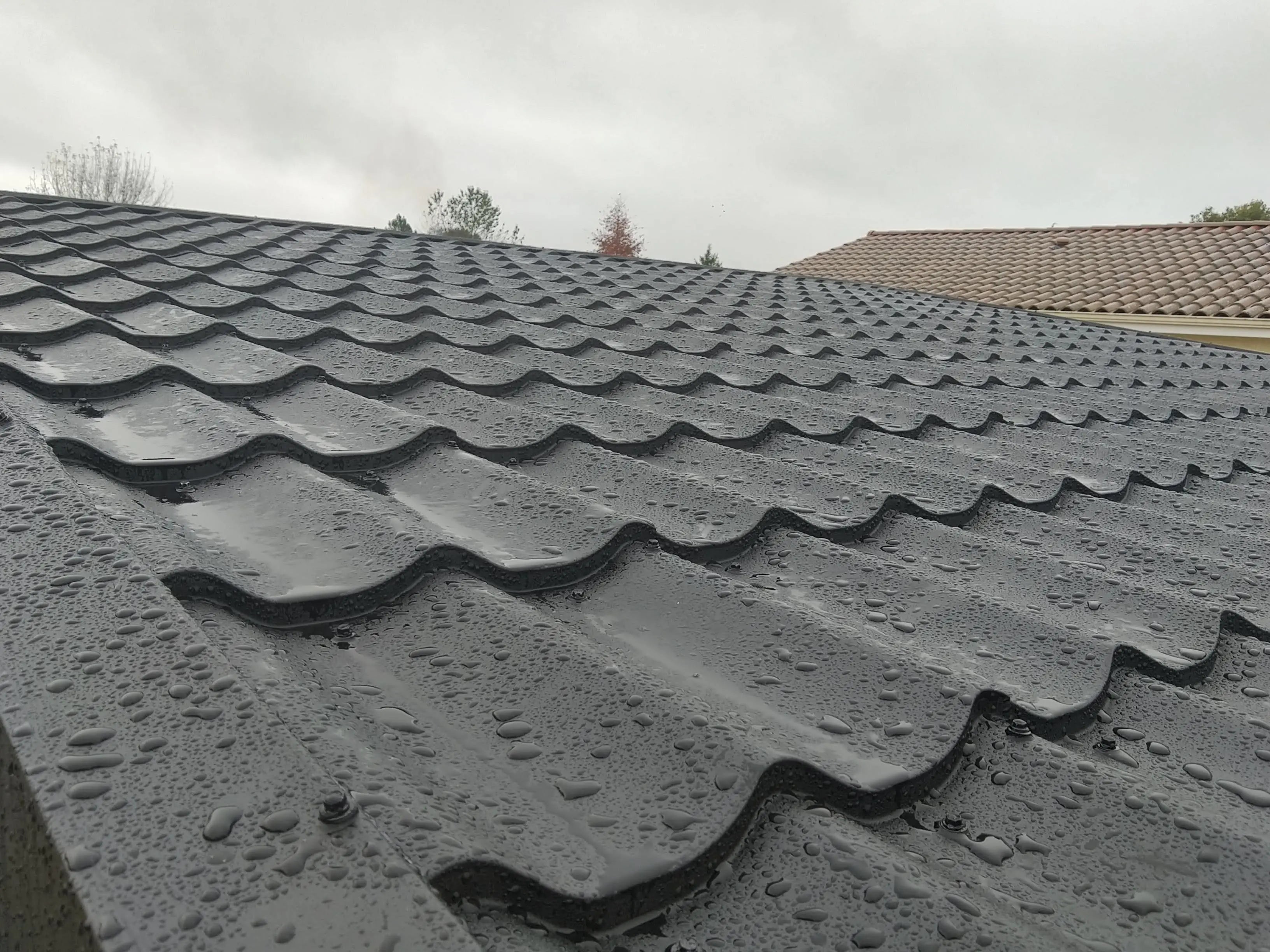 Toles de toiture en acier – Imitation tuile – 2,67 m x 1,16 m Tole-imitation-tuile.fr