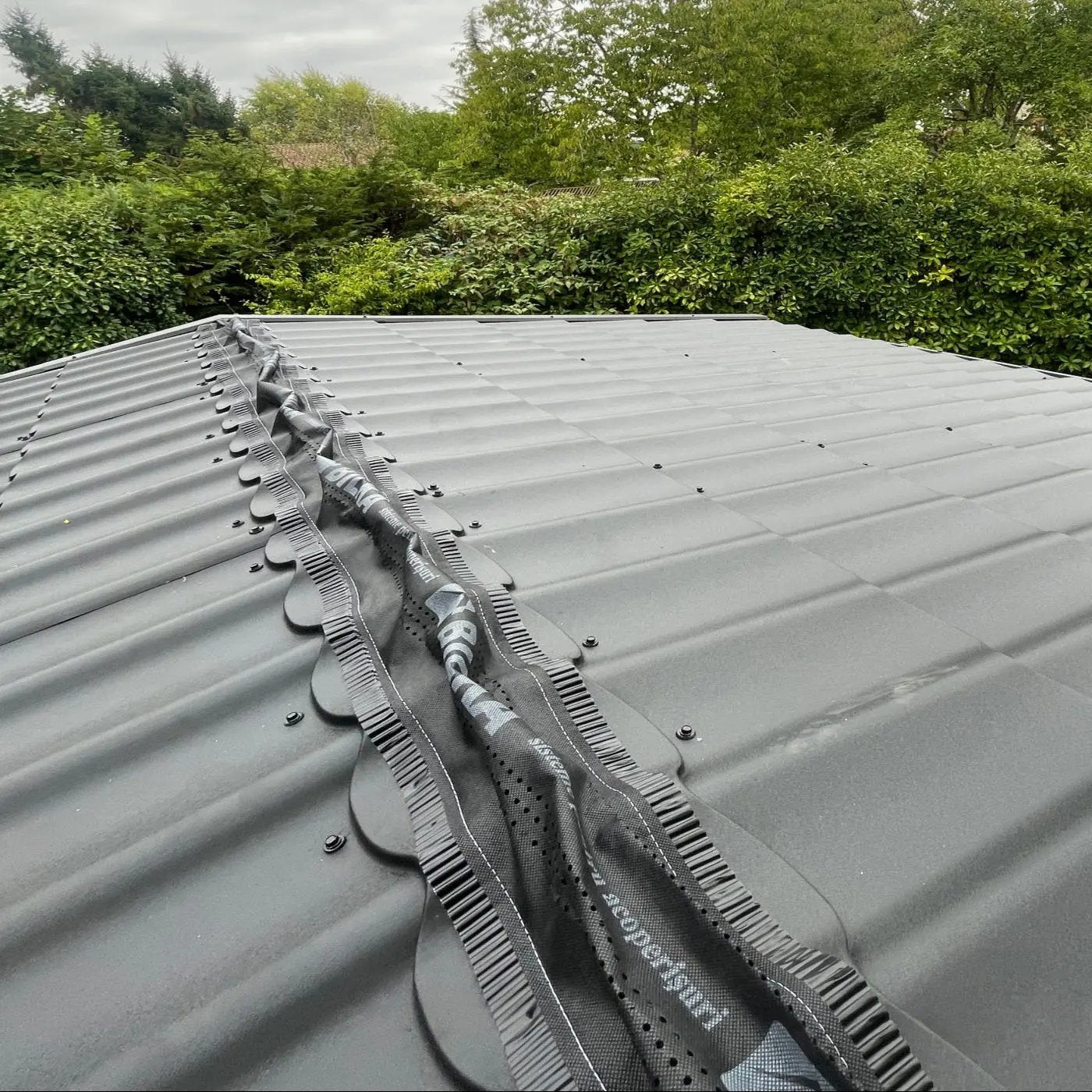 Closoir de faîtage souple ventilée, 5M x 230 mm Tole-imitation-tuile.fr